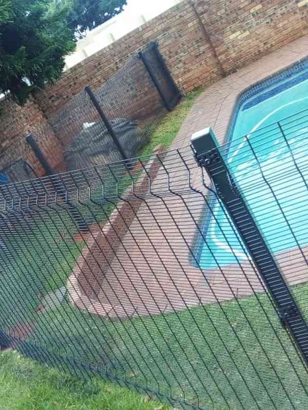 installation of palisade pool fencing